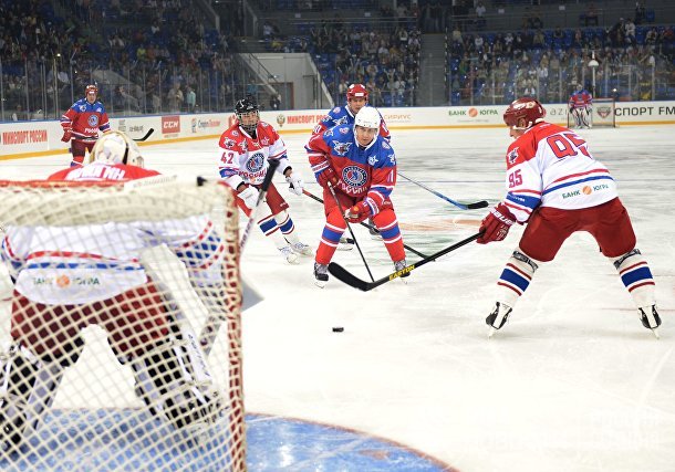 Президент РФ В. Путин принимает участие в хоккейном матче чемпионов НХЛ и Правления и почетных гостей НХЛ