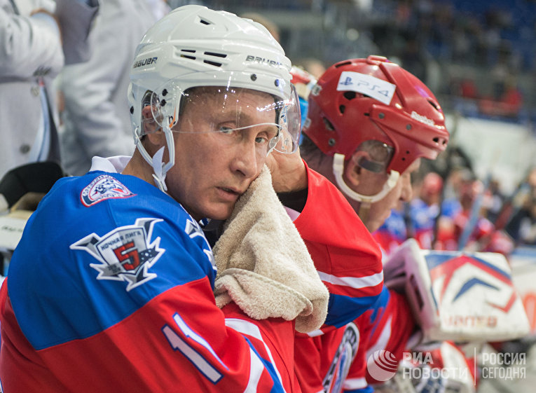 Президент РФ Владимир Путин принимает участие в хоккейном матче чемпионов НХЛ и Правления и почетных гостей НХЛ