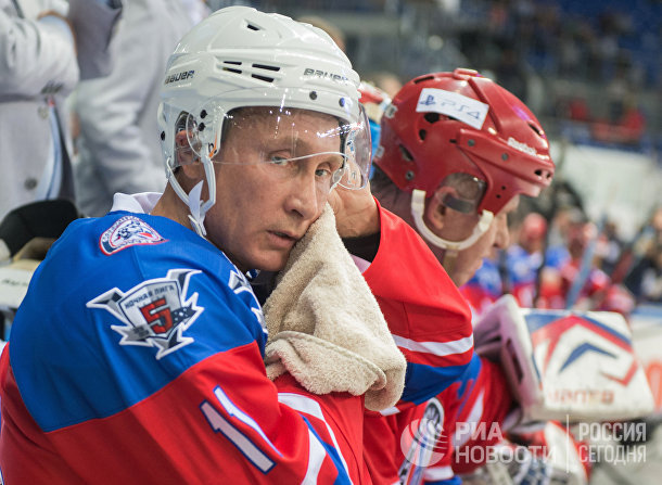 Президент РФ Владимир Путин принимает участие в хоккейном матче чемпионов НХЛ и Правления и почетных гостей НХЛ