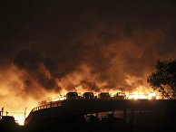 Горящие здания склада опасных веществ в промышленном городе Тяньцзине Горящие здания склада опасных веществ в промышленном городе Тяньцзине