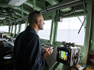 Член экипажа на мостике корабля «Маунт Уитни» ВМС США во время военных учений НАТО в Норвежском море Член экипажа на мостике корабля «Маунт Уитни» ВМС США во время военных учений НАТО в Норвежском море
