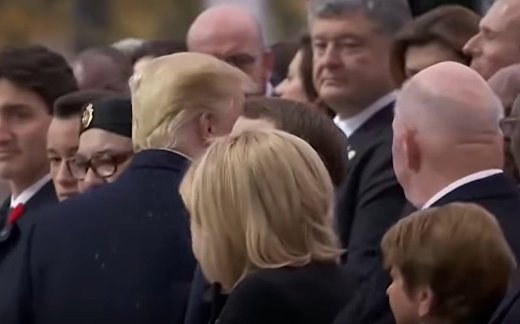Трамп не подал руки Порошенко Трамп не подал руки Порошенко