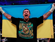 Украинский боксер Александр Усик празднует победу в бою с британцем Тони Беллью Украинский боксер Александр Усик празднует победу в бою с британцем Тони Беллью