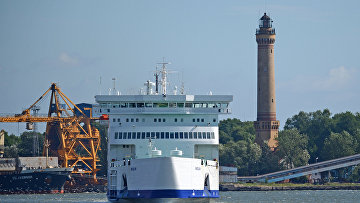 Танкер-газовоз в акватории порта при регазификационном терминале в польском городе Свиноуйсьце