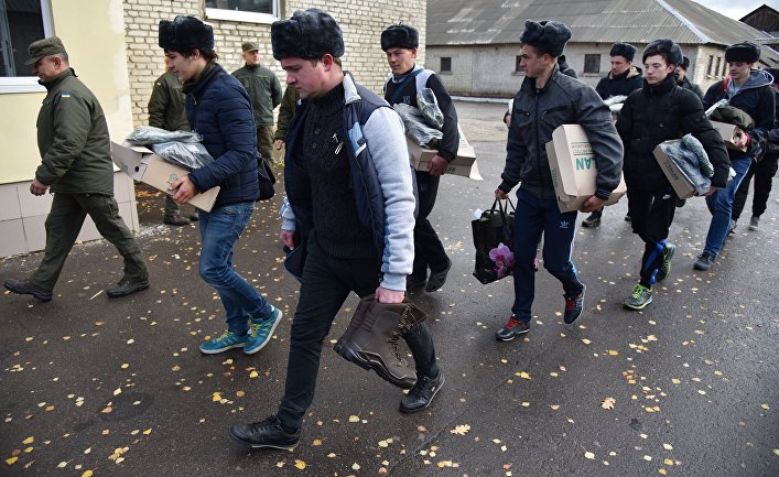 Прибытие призывников в одну из воинских частей Нацгвардии Украины во Львове