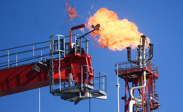 Факел стационарной платформы компании "Лукойл" на нефтегазоконденсатном месторождении имени Владимира Филановского Факел стационарной платформы компании "Лукойл" на нефтегазоконденсатном месторождении имени Владимира Филановского