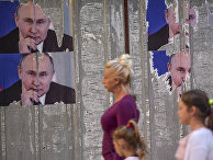Плакаты с изображением Владимира Путина на улице города Митровицы во время празднования Дня Европы Плакаты с изображением Владимира Путина на улице города Митровицы во время празднования Дня Европы