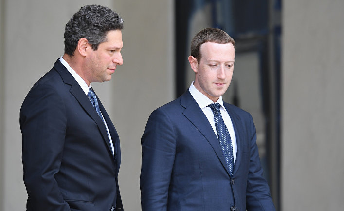 Генеральный директор Facebook Марк Цукерберг и вице-президент Facebook по глобальной общественной политике Джоэл Каплан в Париже