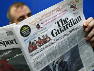 Мужчина читает газету The Guardian в Лондоне Мужчина читает газету The Guardian в Лондоне