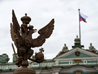 Двуглавый орел на ограде Александровской колонны на Дворцовой площади в Санкт-Петербурге
