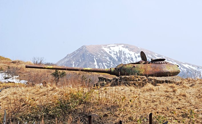 Башня от среднего советского танка Т-54, установленные на бетонных казематах, на острове Шикотан Сахалинской области