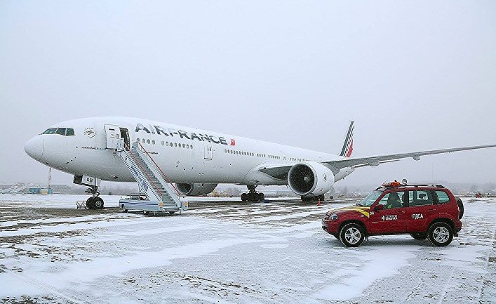 Самолет Boeing-777 авиакомпании Air France в аэропорту Иркутска