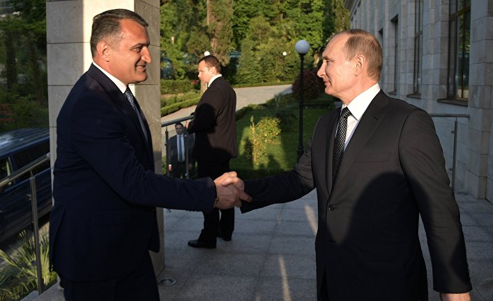 Президент РФ Владимир Путин и президент Республики Южная Осетия Анатолий Бибилов