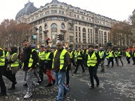 Участники акции протеста против роста цен на бензин "желтые жилеты" в Париже. 24 ноября 2018 Участники акции протеста против роста цен на бензин "желтые жилеты" в Париже. 24 ноября 2018