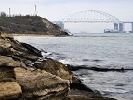 Суда проходят под аркой Крымского моста после возобновления судоходства в Керченском проливе Суда проходят под аркой Крымского моста после возобновления судоходства в Керченском проливе