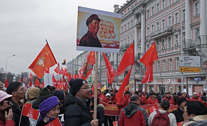 Прибывшие из Китая участники акции КПРФ в Москве, посвященной 100-летию Великой Октябрьской социалистической революции