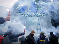 Митинг против российского бизнеса на Украине у торгового центра Ocean Plaza в Киеве