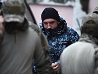 Один из задержанных моряков с корабля ВМС Украины у Киевского районного суда Симферополя Один из задержанных моряков с корабля ВМС Украины у Киевского районного суда Симферополя