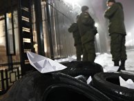 Бумажный кораблик во время акции протеста перед посольством России в Киеве Бумажный кораблик во время акции протеста перед посольством России в Киеве