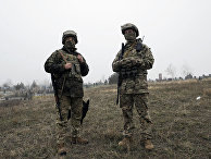 Украинские военнослужащие наблюдают за побережьем Азовского моря в районе Мариуполя. 26 ноября 2018 Украинские военнослужащие наблюдают за побережьем Азовского моря в районе Мариуполя. 26 ноября 2018