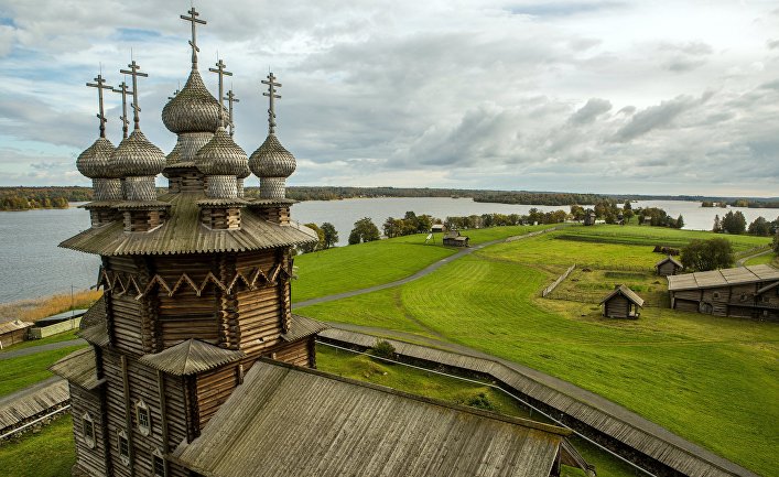 Церковь Покрова Богородицы на территории государственного историко-архитектурного и этнографического музея-заповедника "Кижи" в Карелии