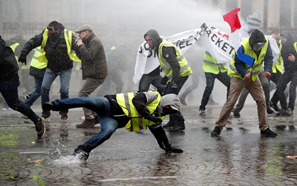 Участники акции протеста в Париже Участники акции протеста в Париже
