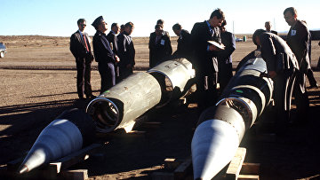 Советские инспекторы и американские сопровождающие среди демонтированных ракет Pershing II