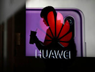 Реклама смартфона Huawei P20 в торговом центре в Шанхае Реклама смартфона Huawei P20 в торговом центре в Шанхае