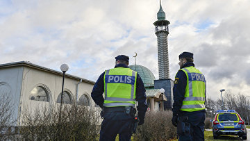 Полиция у мечети в Швеции