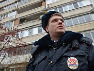 Старший лейтенант полиции во время планового обхода в Москве Старший лейтенант полиции во время планового обхода в Москве