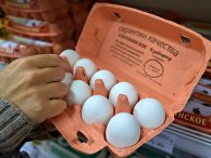 Покупатель выбирает куриные яйца в магазине «Полушка» в Санкт-Петербурге Покупатель выбирает куриные яйца в магазине «Полушка» в Санкт-Петербурге