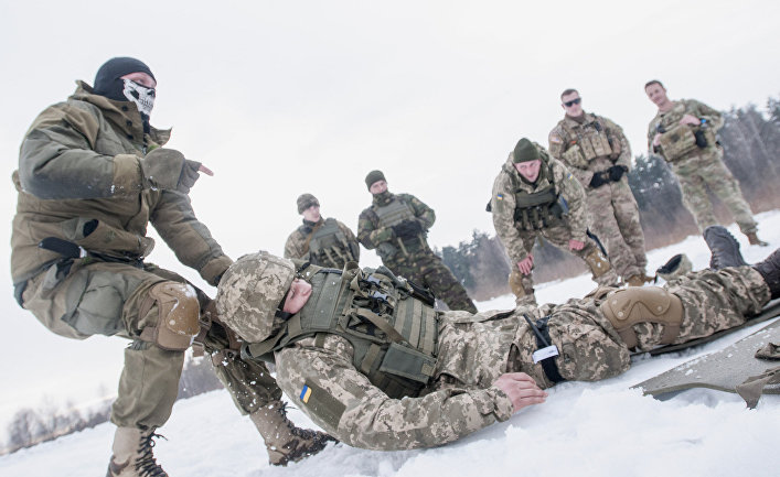 Полевые занятия в центре боевой подготовки недалеко от Яворова, Украина
