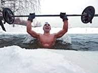 Установка мирового рекорда по жиму штанги в проруби Установка мирового рекорда по жиму штанги в проруби