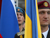 Российский и украинский знаменосцы во время генеральной репетиции совместного парада военнослужащих Вооруженных сил Украины, России и Белоруссии на Крещатике в Киеве Российский и украинский знаменосцы во время генеральной репетиции совместного парада военнослужащих Вооруженных сил Украины, России и Белоруссии на Крещатике в Киеве