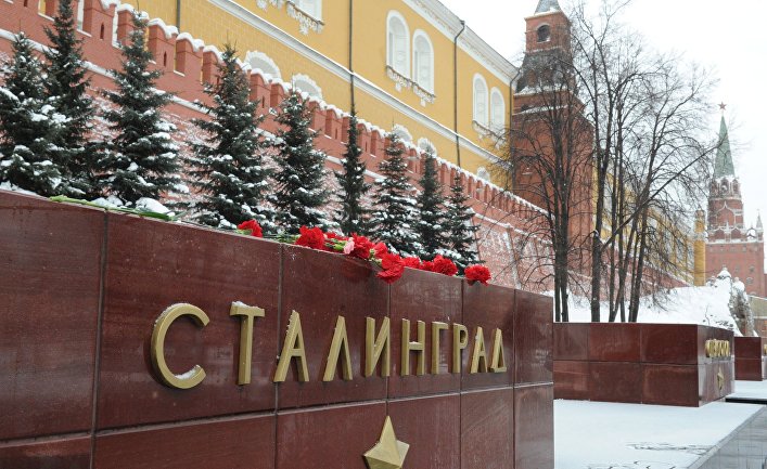 Блок с капсулой земли города-героя Сталинграда на аллее городов-героев в Александровском саду Москвы