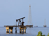 Добыча нефти на озере Маракайбо в Кабимасе, Венесуэла Добыча нефти на озере Маракайбо в Кабимасе, Венесуэла