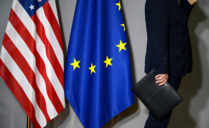 Флаги США и Европейского совета в Брюсселе