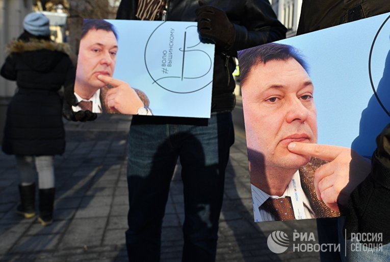 Участники пикета в поддержку руководителя портала РИА Новости Украина Кирилла Вышинского Участники пикета в поддержку руководителя портала РИА Новости Украина Кирилла Вышинского