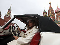 Девушка в автомобиле Mercedes-Benz 190 на Красной площади Девушка в автомобиле Mercedes-Benz 190 на Красной площади