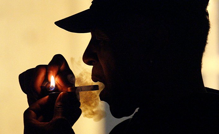 Мужчина курит медицинскую марихуану в Портленде