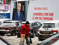 Мужчина идет возле плаката gрезидента Республики Молдова Игоря Додона в центре Кишинева Мужчина идет возле плаката gрезидента Республики Молдова Игоря Додона в центре Кишинева