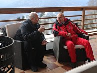 Президент РФ Владимир Путин и президент Белоруссии Александр Лукашенко (слева) общаются после катания на лыжах Президент РФ Владимир Путин и президент Белоруссии Александр Лукашенко (слева) общаются после катания на лыжах
