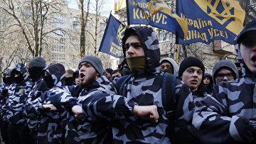 Бойцы «Азова» во время митинга перед зданием Генеральной прокуратуры Украины в Киеве