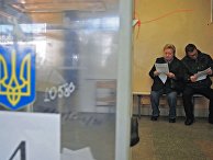 Местные жители на избирательном участке во время выборов в органы местного самоуправления во Львовской области Местные жители на избирательном участке во время выборов в органы местного самоуправления во Львовской области