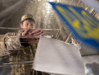 Украинский солдат на избирательном участке в Курахово Украинский солдат на избирательном участке в Курахово