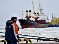Грузовое судно в порту Сабетта на полуострове Ямал Грузовое судно в порту Сабетта на полуострове Ямал