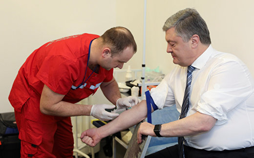 Порошенко на «Олимпийском» — Зеленскому: «Я пришел — тебя нет» Порошенко на «Олимпийском» — Зеленскому: «Я пришел — тебя нет»
