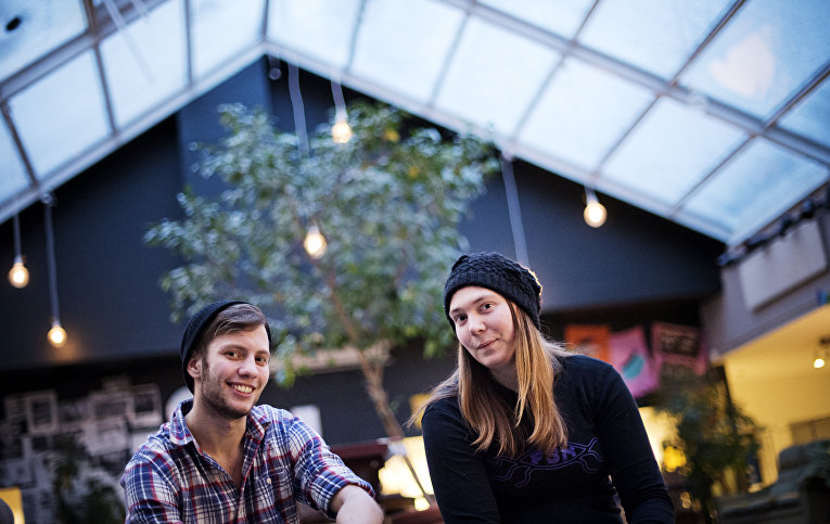 Луве Эльвелин, транссексуальный мужчина, и Нова Коллиандер, транссексуальная женщина, в Стокгольме, Швеция