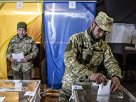 Украинский солдат на избирательном участке в Мариинке Украинский солдат на избирательном участке в Мариинке