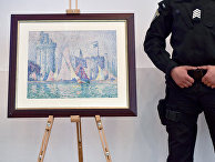 Украинский полицейский охраняет картину «Вход в порт Ла-Рошель» французского художника Поля Синьяка в Министерстве внутренних дел Украины в Киеве Украинский полицейский охраняет картину «Вход в порт Ла-Рошель» французского художника Поля Синьяка в Министерстве внутренних дел Украины в Киеве